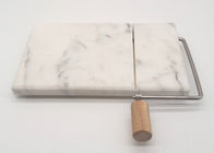 Bordo di marmo bianco dell'affettatrice del formaggio, maniglia di legno del tagliere di marmo del formaggio
