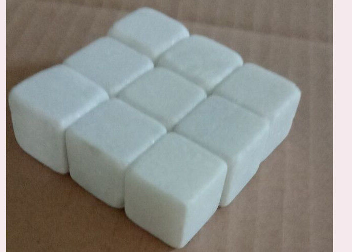 La superficie di bianco smerigliatrice la pietra cubica del whiskey, pietre di raffreddamento del whiskey 9 pezzi 2x2x2cm