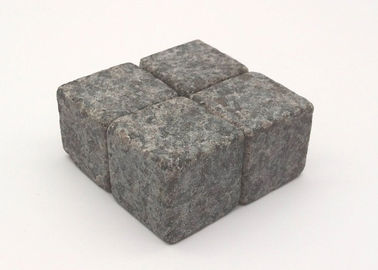 Le pietre di refrigerazione del whiskey messe di 4 o di 6 Handcraft i cubi premio del granito che sorseggiano le rocce